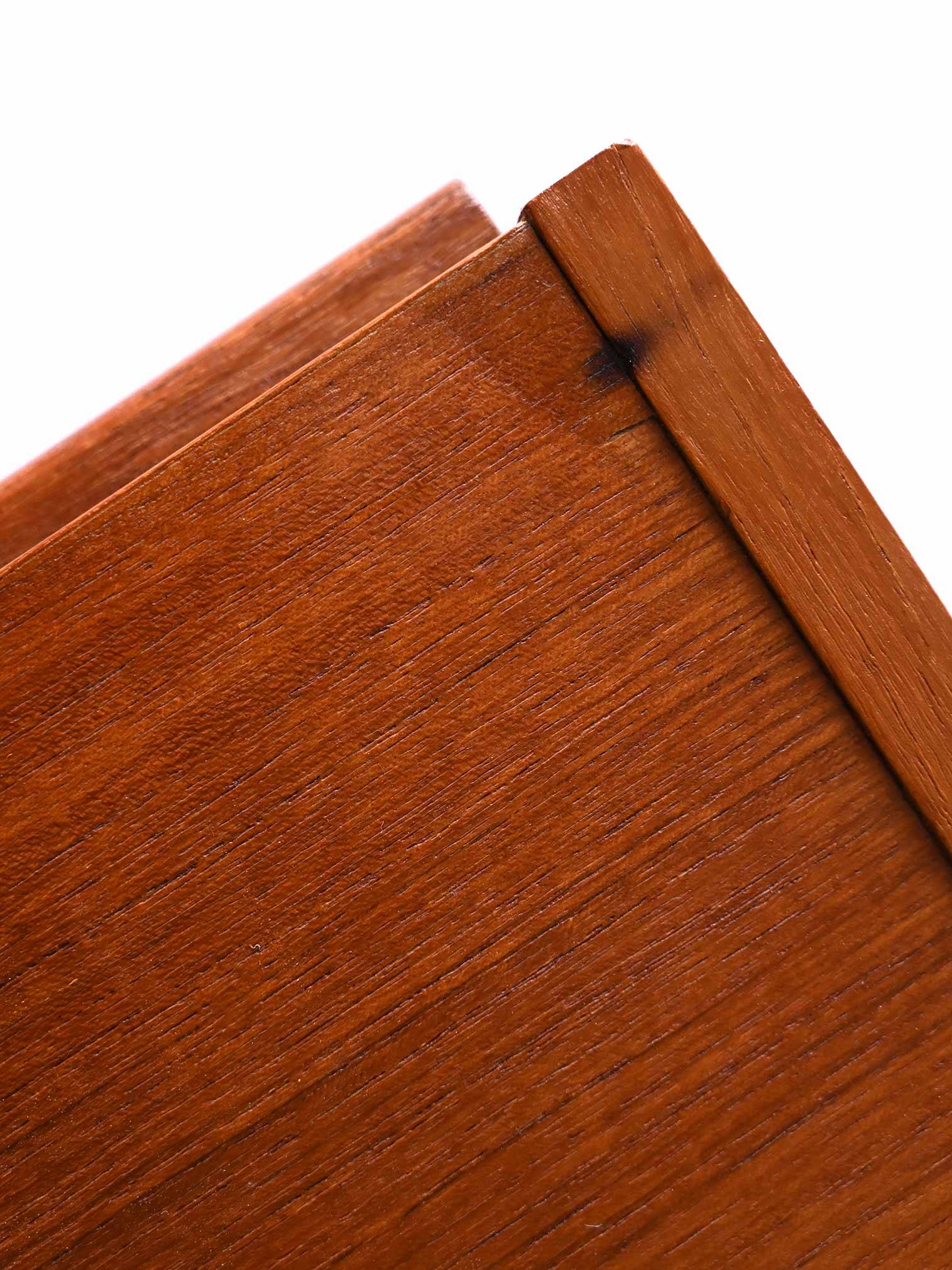 Buffet scandinave avec plateau coulissant