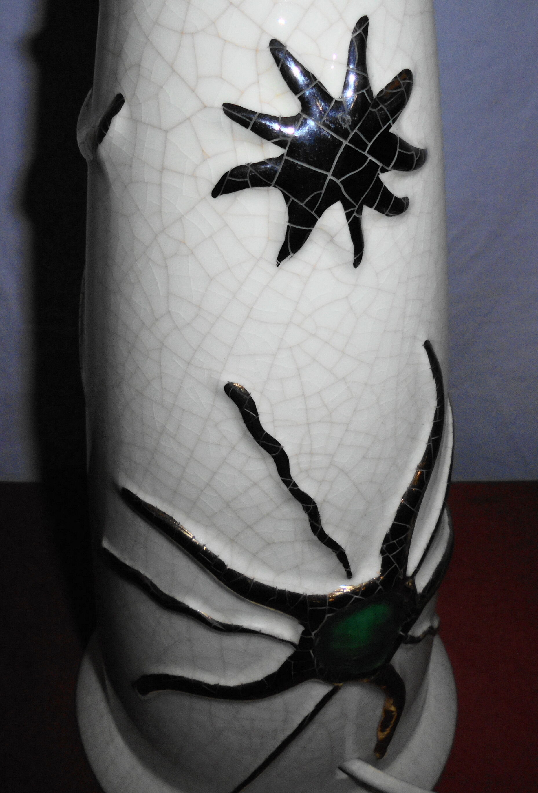 Longwy-designed lamp pose