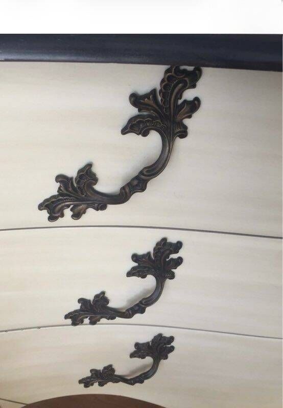 Grande commode style Louis XV de couleur crème