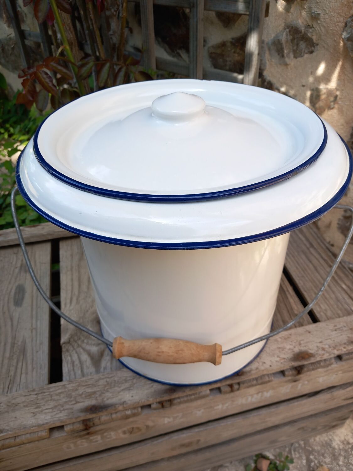 Enamelled sheet metal chamber pot / bucket