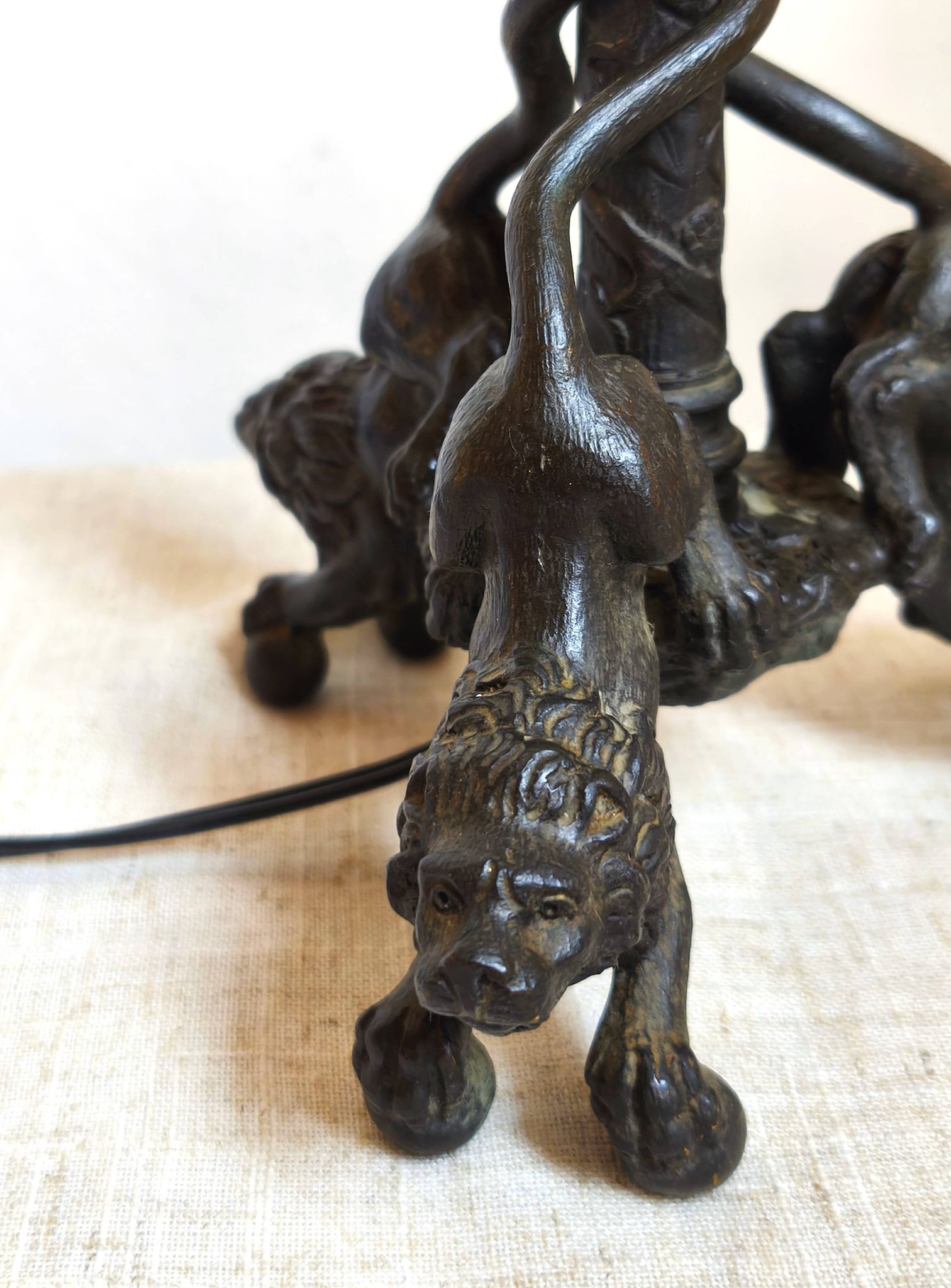 Vintage table lamp in patinated bronze with lion decor, 1950s.