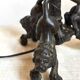 Lampe de table vintage en bronze patiné à décor de lions, années 1950
