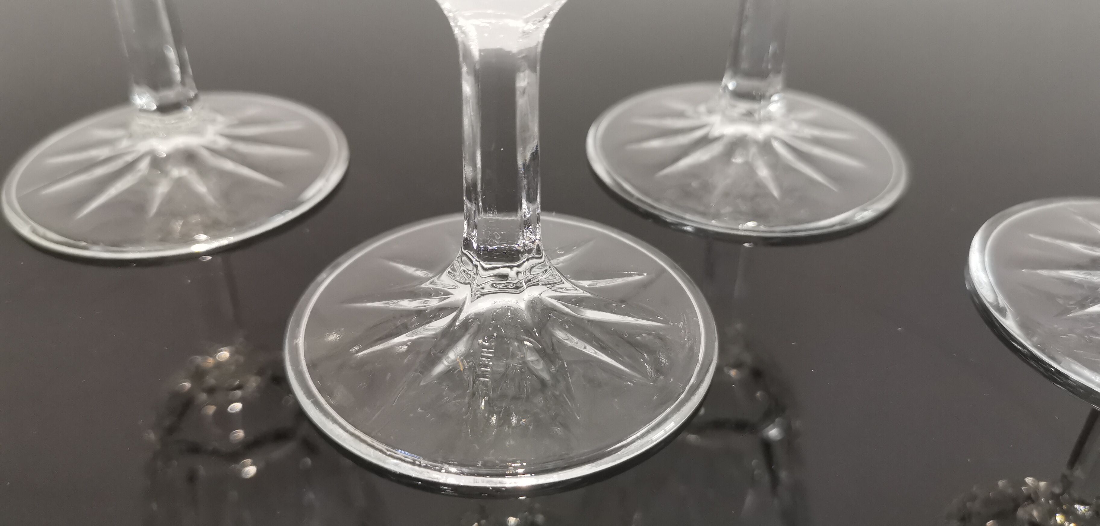 Set of 6 foot glasses in vintage shell chiseled crystal