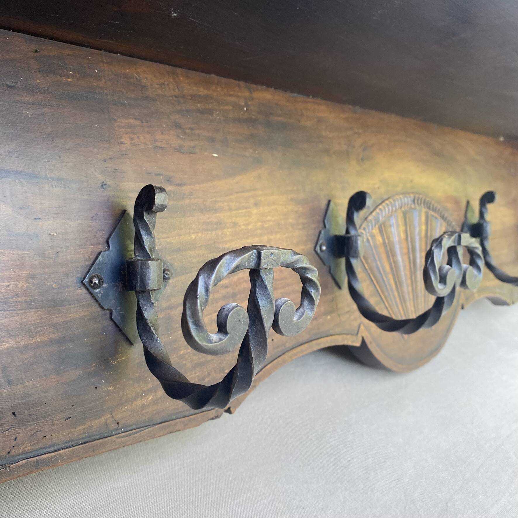Large antique wall-mounted coat rack in carved wood 135 cm