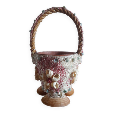 Cache pot kitch en forme de panier decore de coquillage