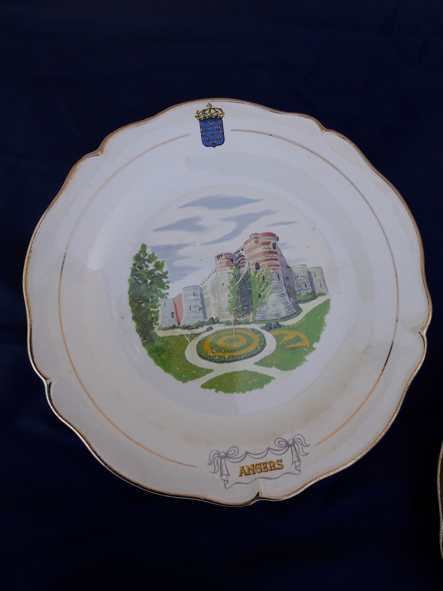 11 plates of earthenware from Gien model Châteaux de la Loire ar 22 cmmoiries diam