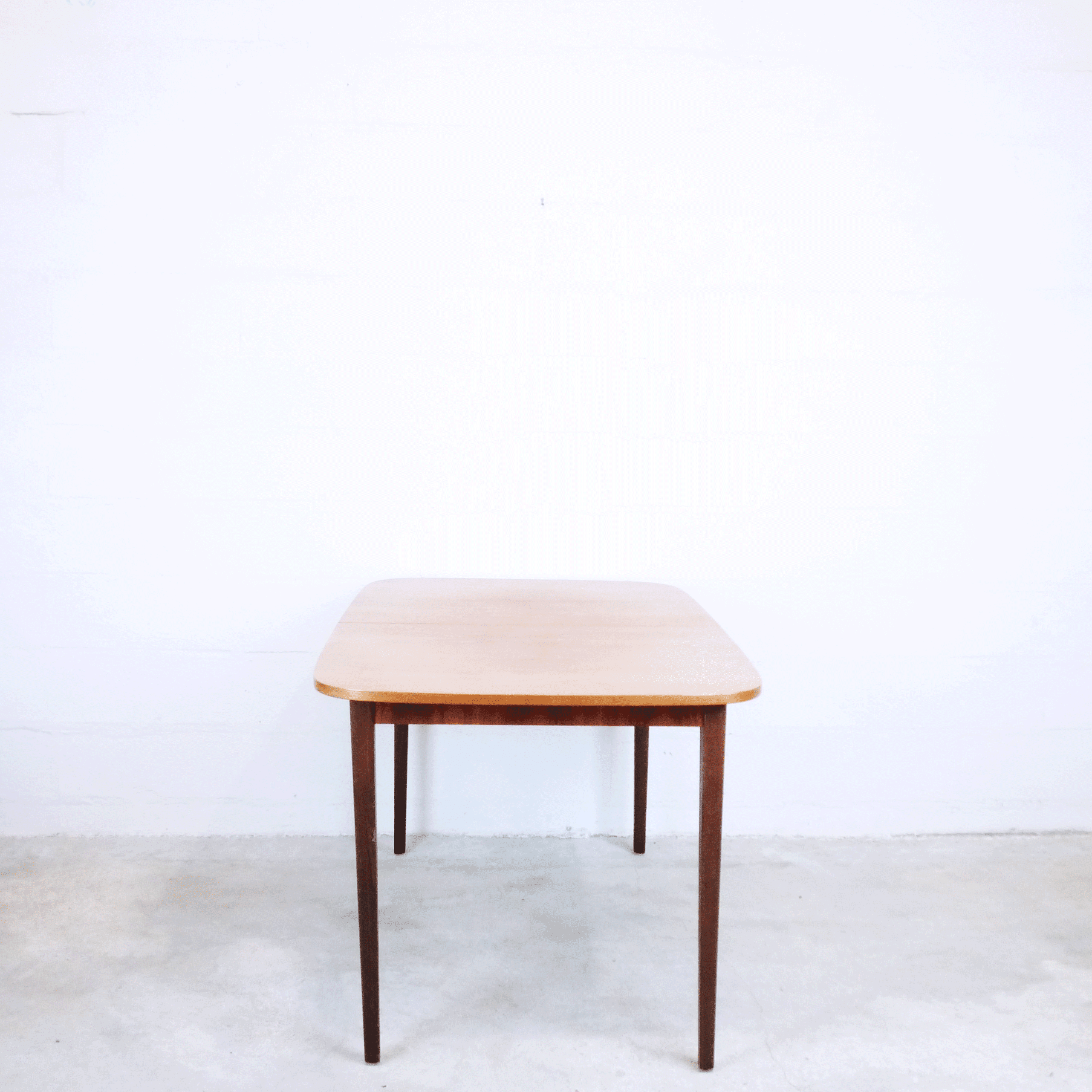 Table of extensible teak dining