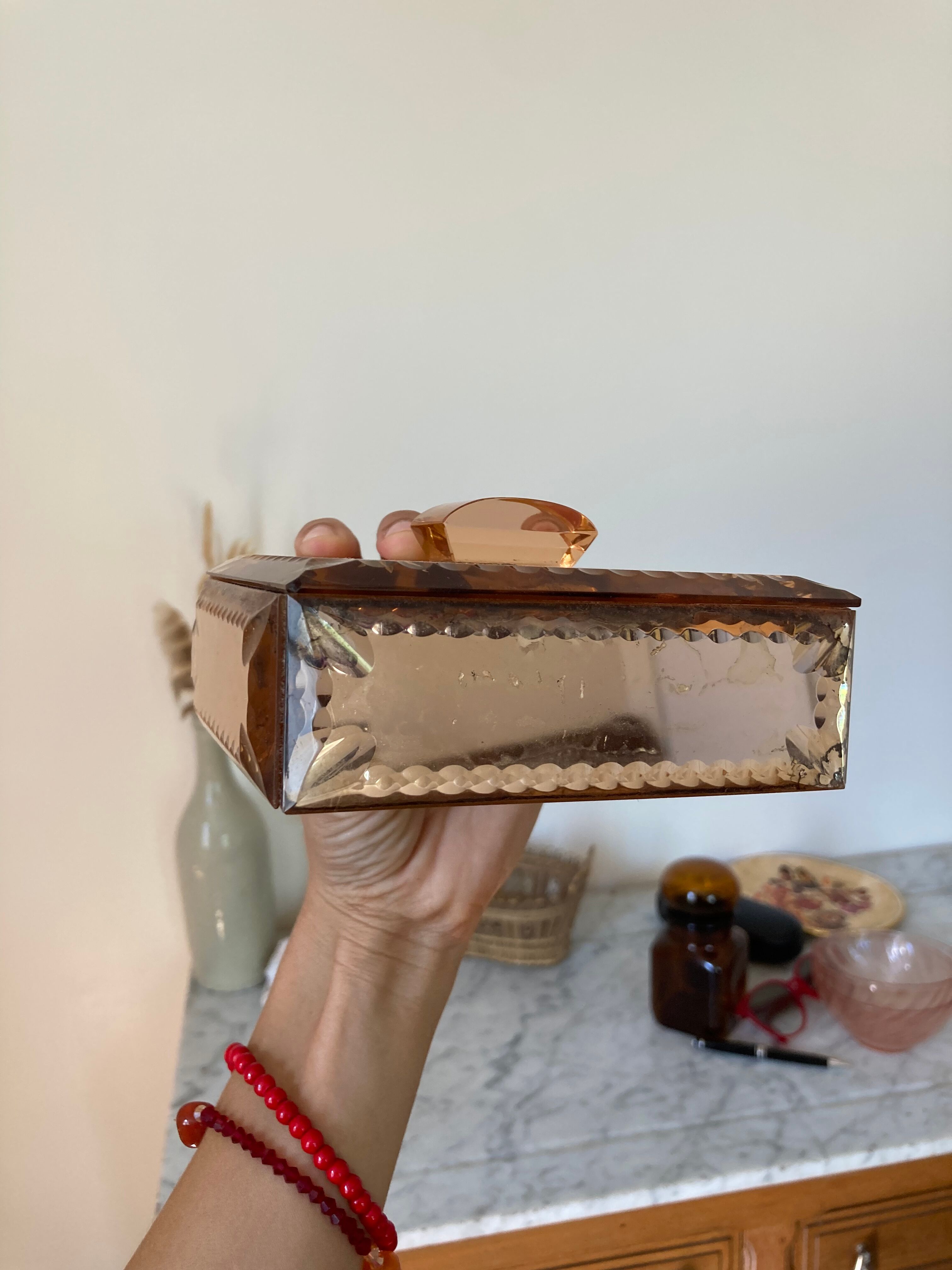 Boîte à bijoux en miroir rose ciselé