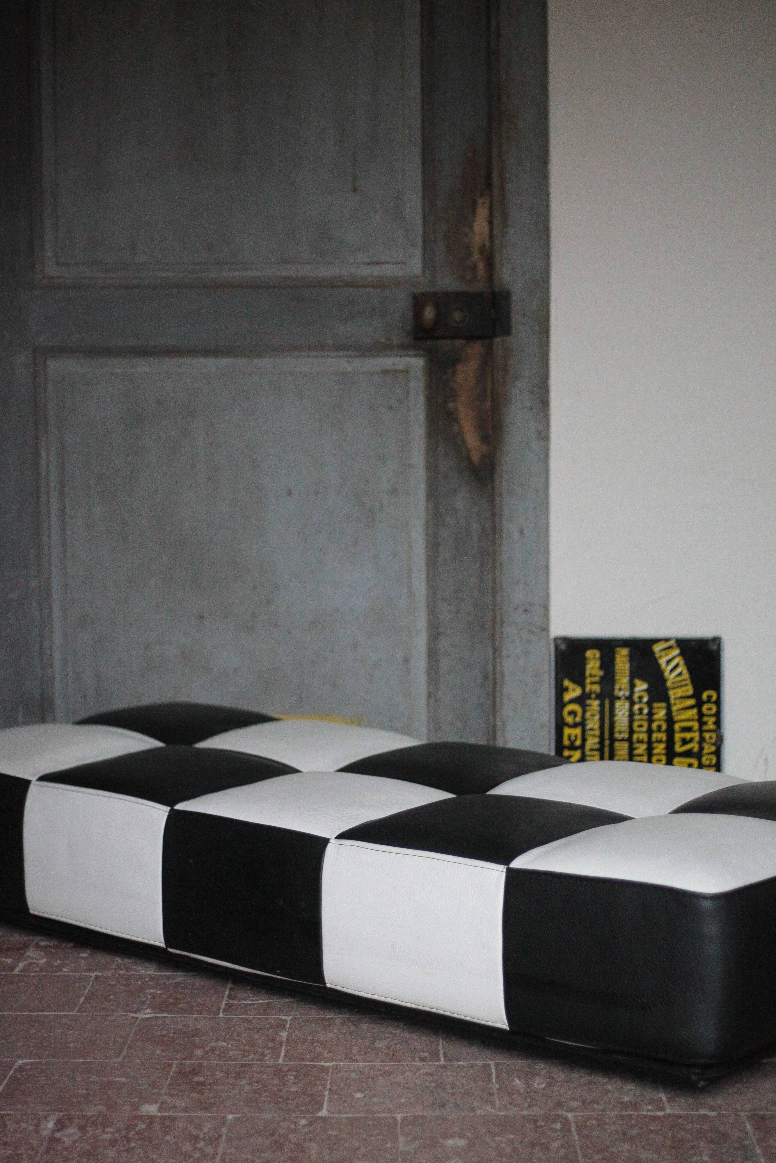 Banquette Roche Bobois cuir damier noir et blanc, banquette basse