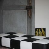 Banquette Roche Bobois cuir damier noir et blanc, banquette basse