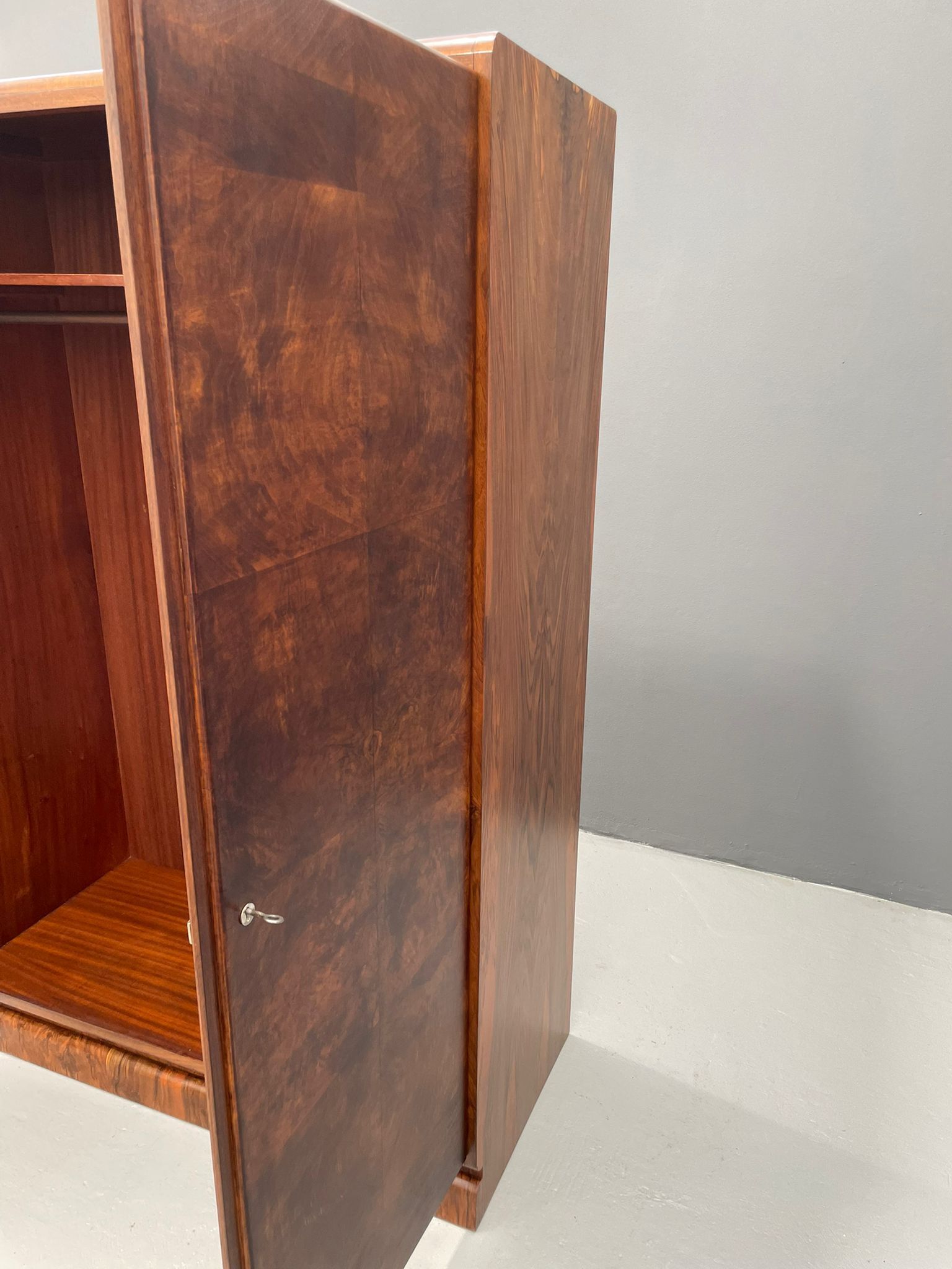 Armoire en placage de noyer restaurée d'influence Art Déco, années 1930