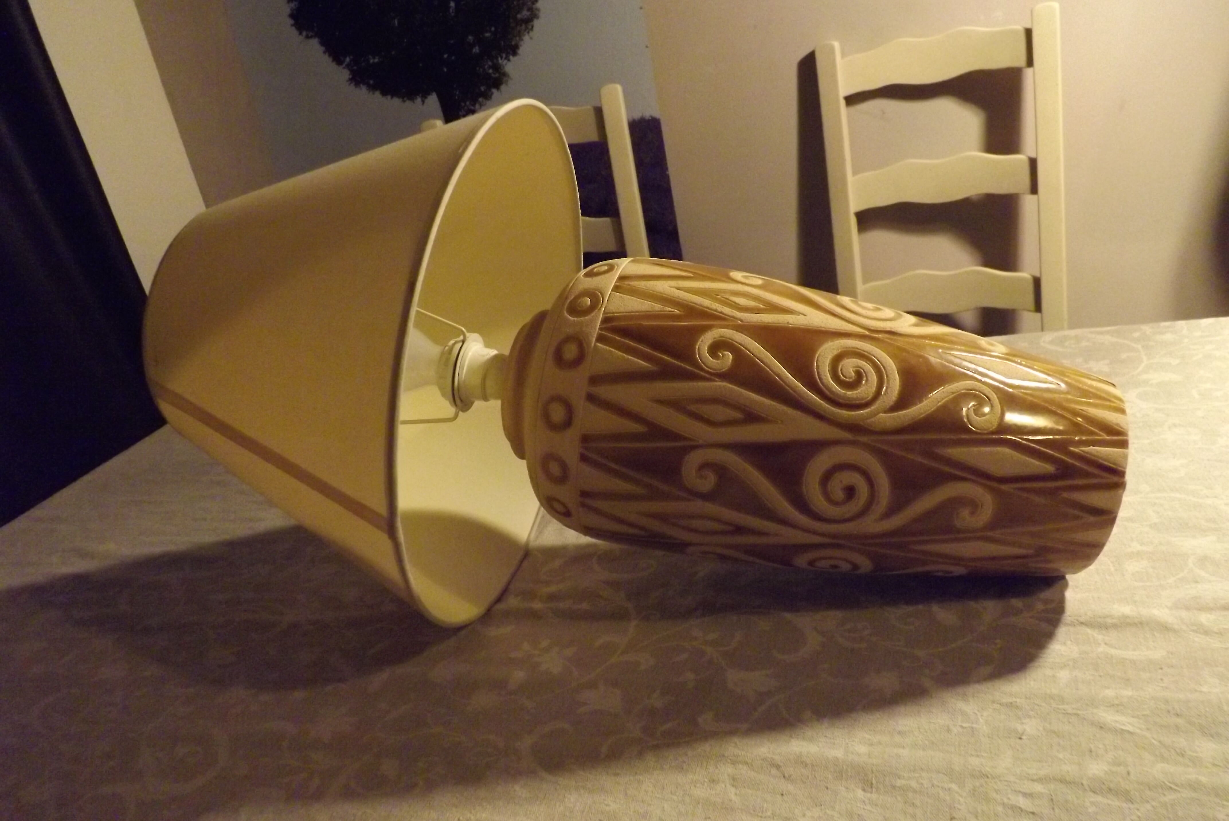 Ceramic white and bronze table lamp