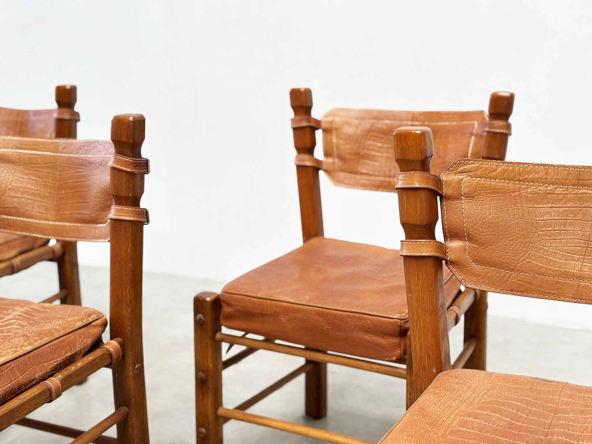 Ensemble de six chaises de salle à manger en cuir brutalistes