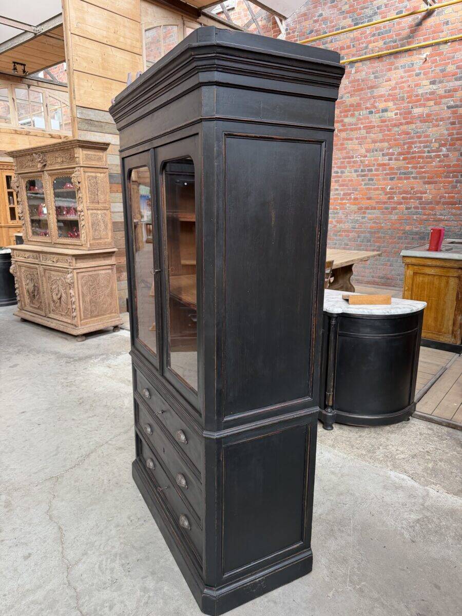 Display cabinet from the late 19th century.