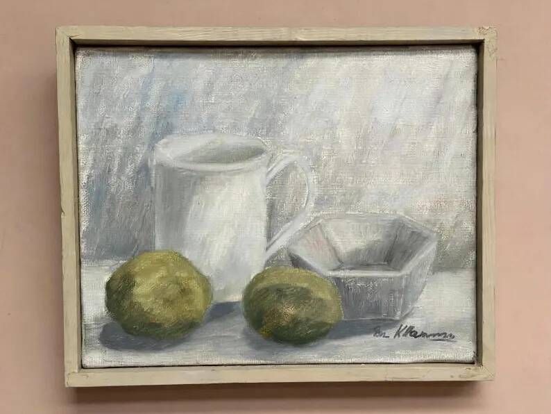 Original Swedish Oil on Canvas – “Jug, Bowl and Fruits” by Main Klarmo‑Kärred – Signed – 1961 – Vintage & Framed – 49×40.5 cm (19.3"×15.9")