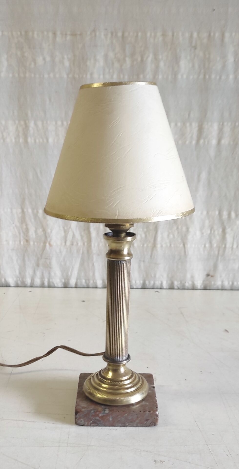Table lamp in gilded brass and marble - mid 20th century.