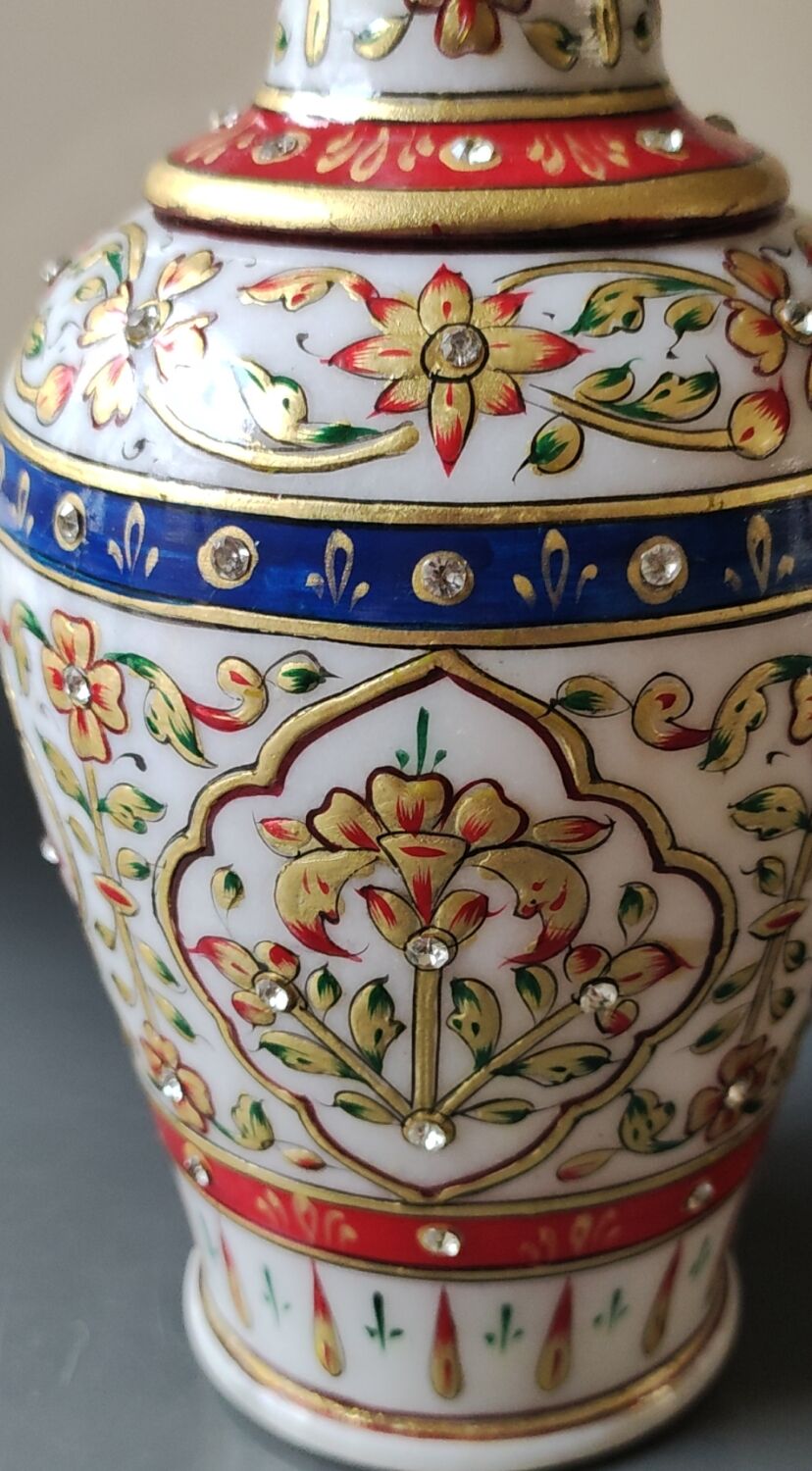 Hindu marble vase with floral decoration and gold leaf, in a box. Height 20 cm.