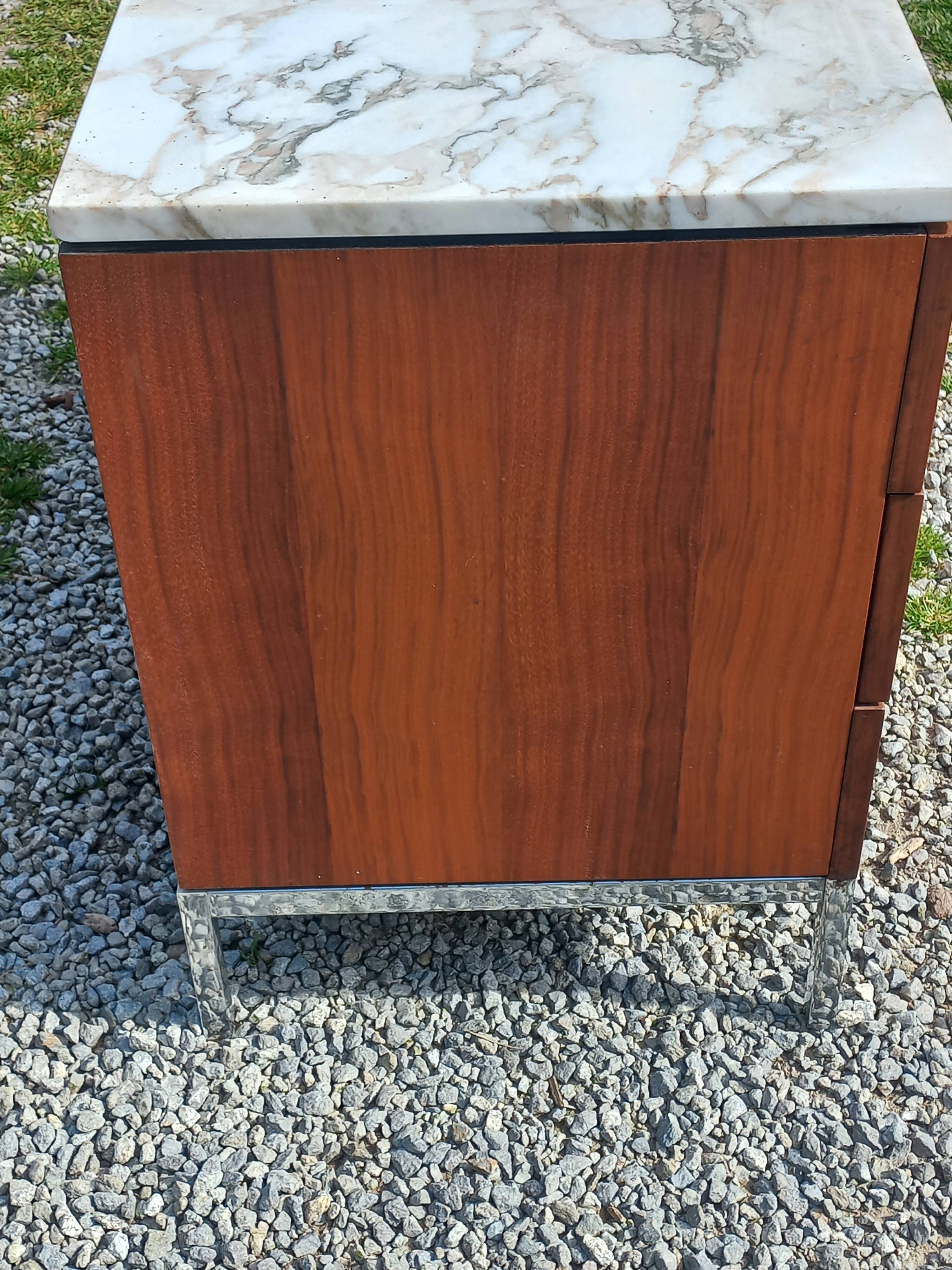 Florence Knoll buffet in wood and marble with chrome legs from the 1970s.