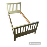 Lit en bois couleur vert