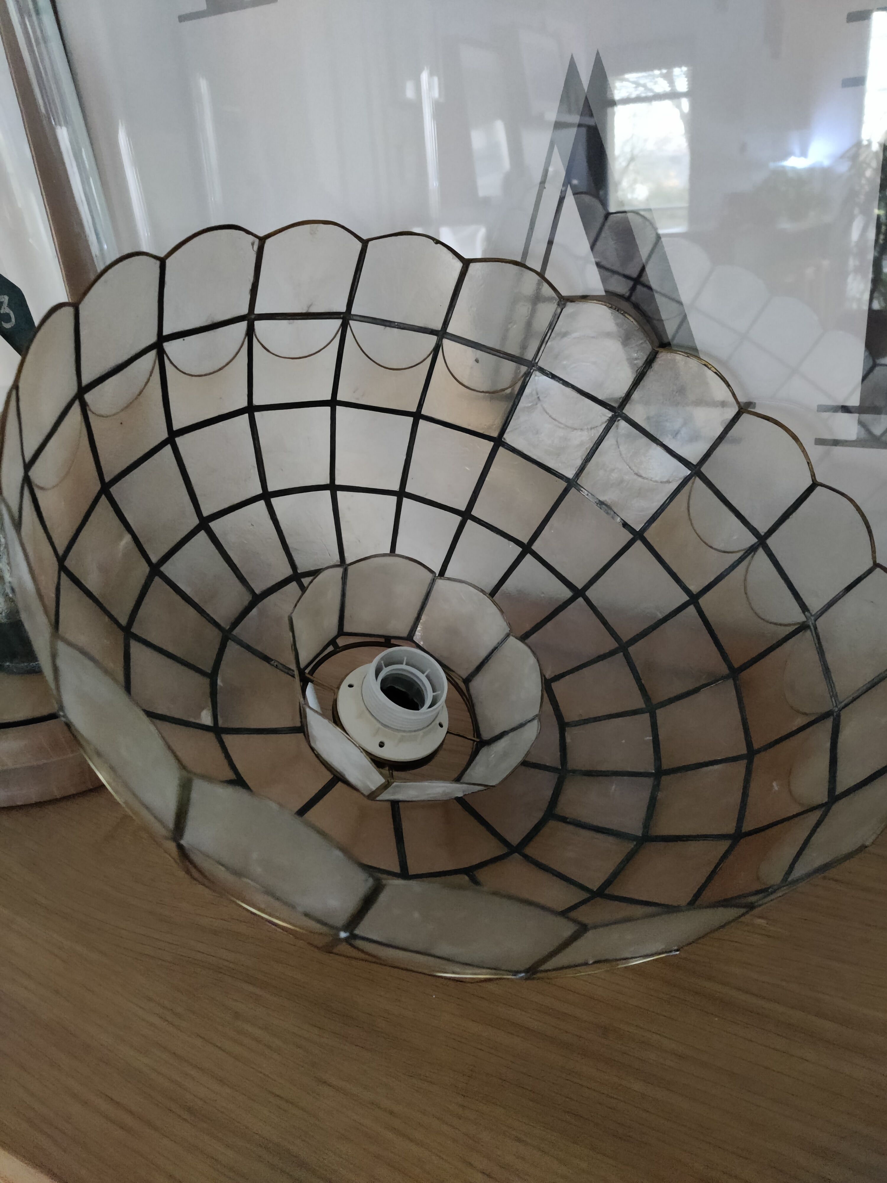 Mother-of-pearl suspension