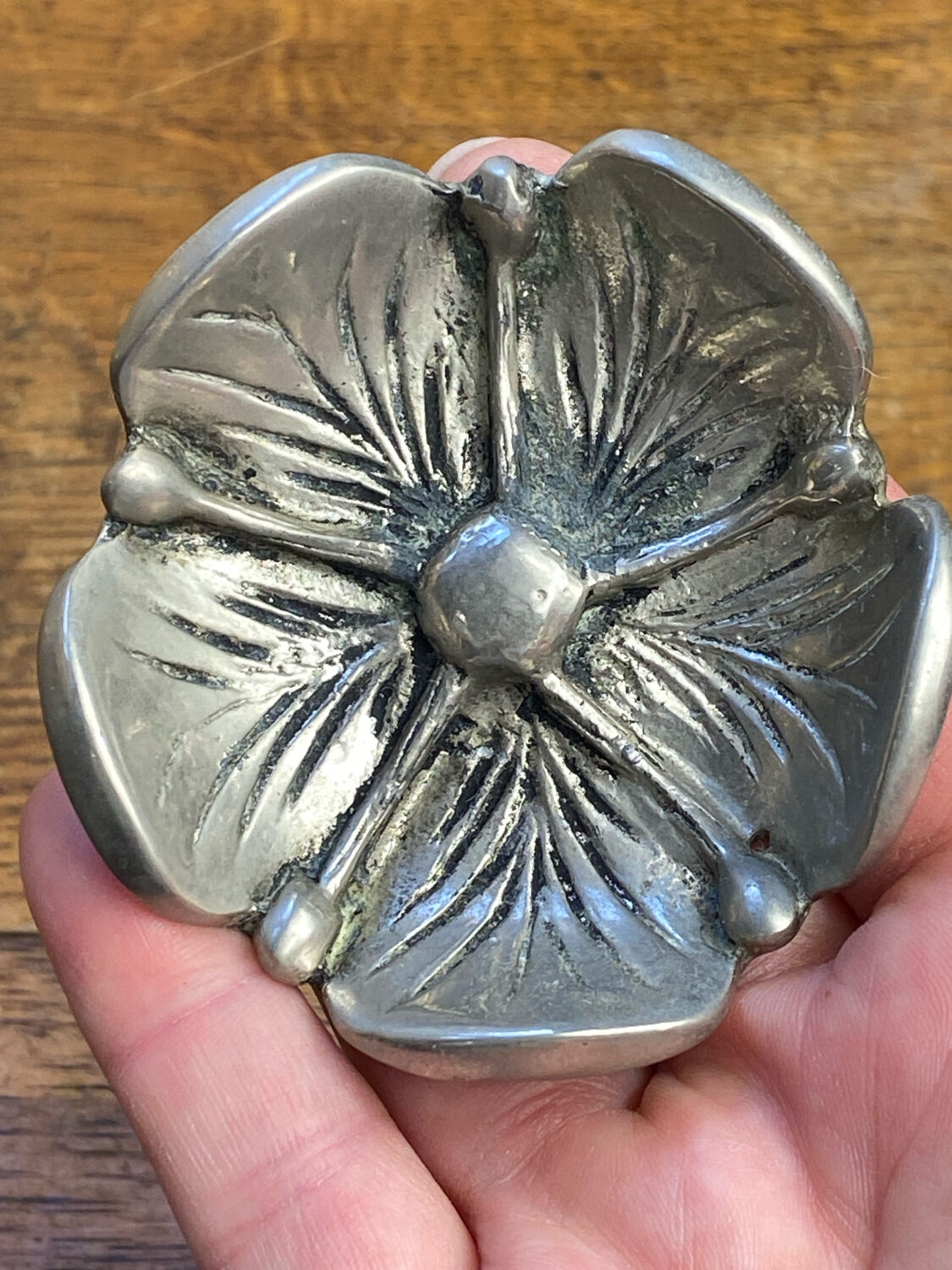 Mini lotus ashtrays in silver-plated metal