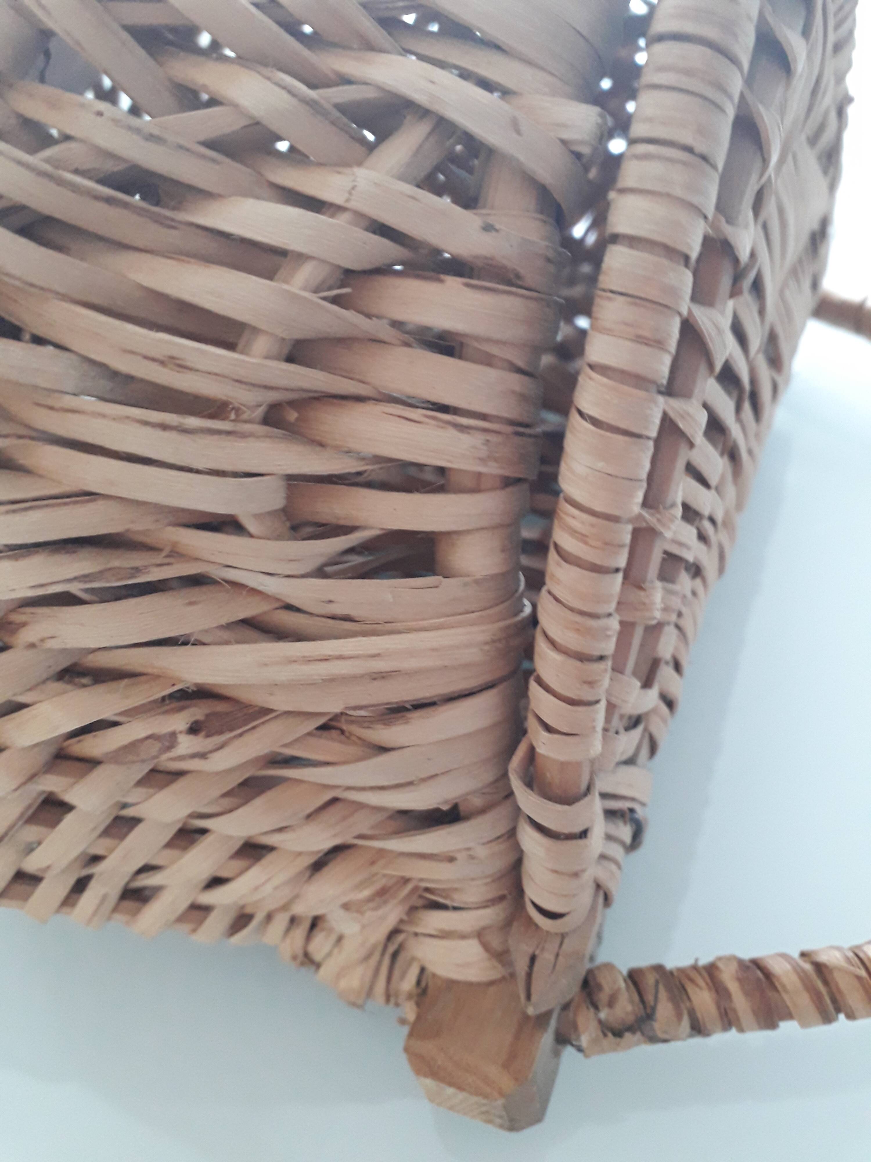Vintage wicker bag with handle