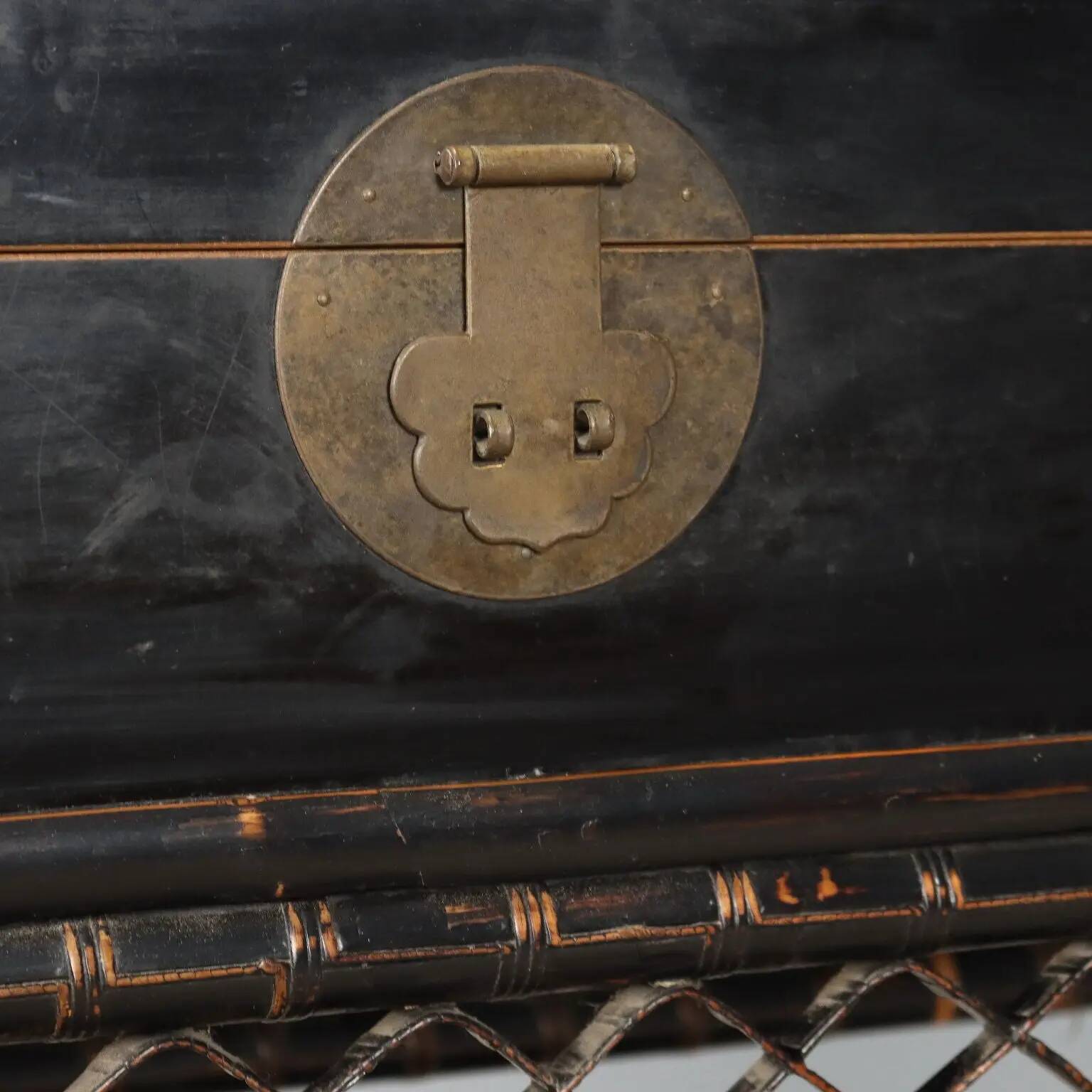 Antique lacquered wooden chest in chinoiserie style, China 19th century