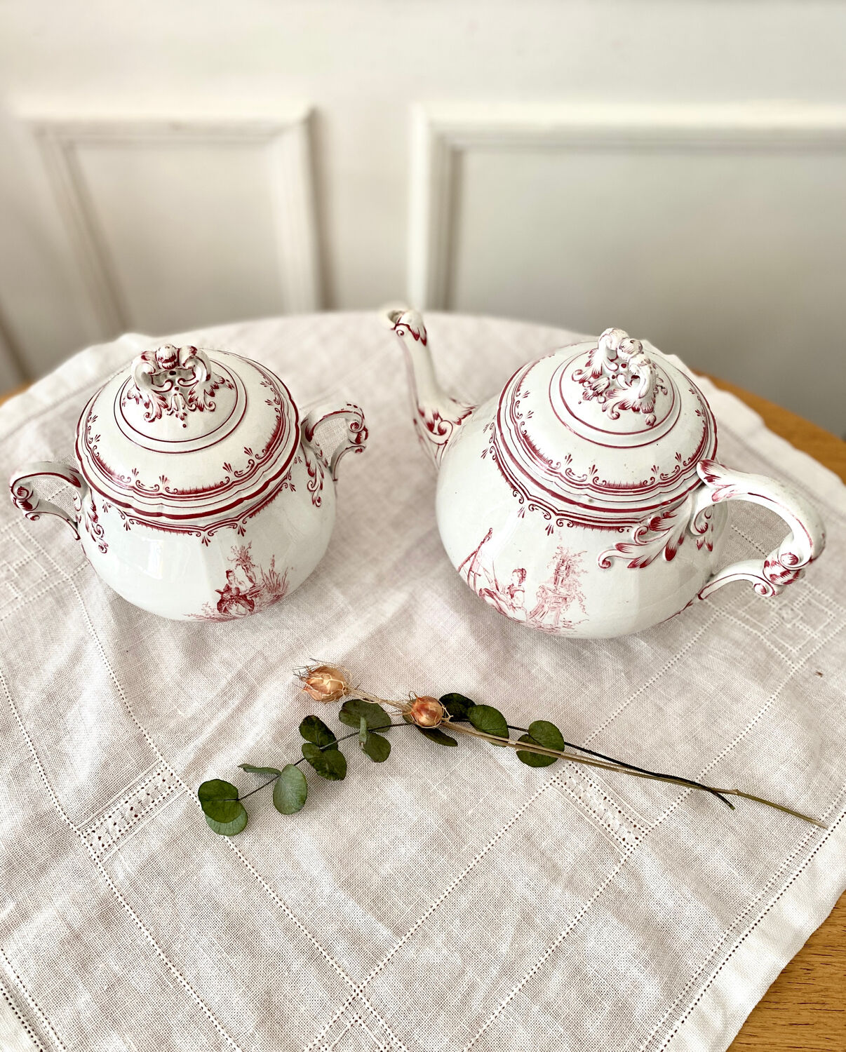 Teapot and its English style sugar bowl fine earthenware from Creil and Montereau. Model "Pink crests" late 19th around 1876