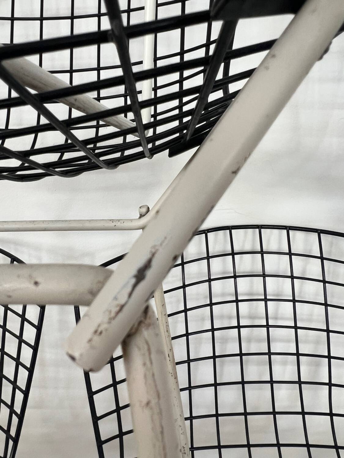 Ensemble de 7 chaises Bertoia noires et blanches pour Knoll International, années 1970