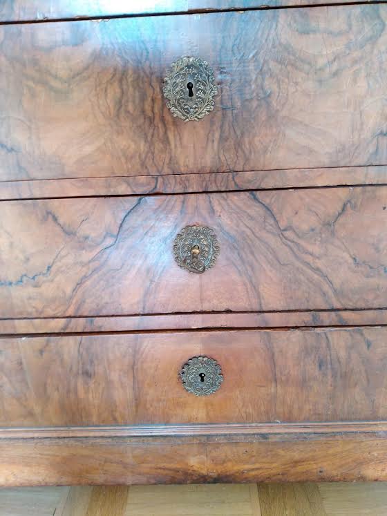 very nice chest of drawers in solid wood and marquetry