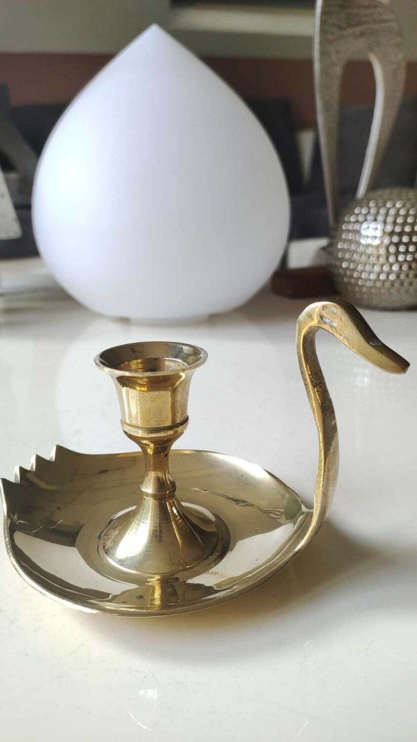 Pair of hand candle holders/Cellar rats shape swans, in polished brass. 1950s