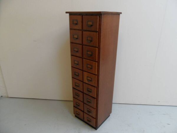 Cabinet de pharmacie en chêne ancien avec tiroirs