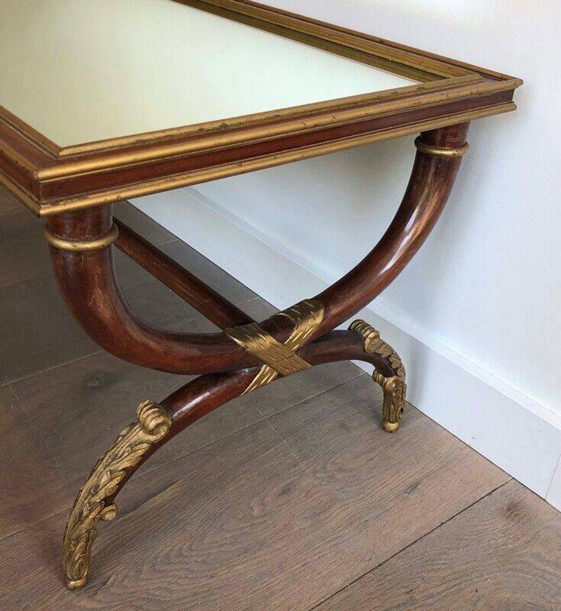 Table basse en bois sculpté patiné et doré. Maison Hirch