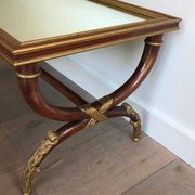Table basse en bois sculpté patiné et doré. Maison Hirch
