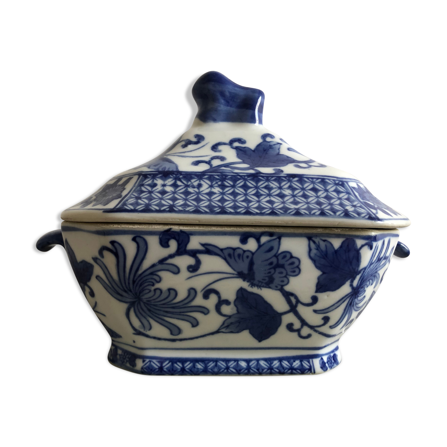 China porcelain terrine topped with a Fo dog