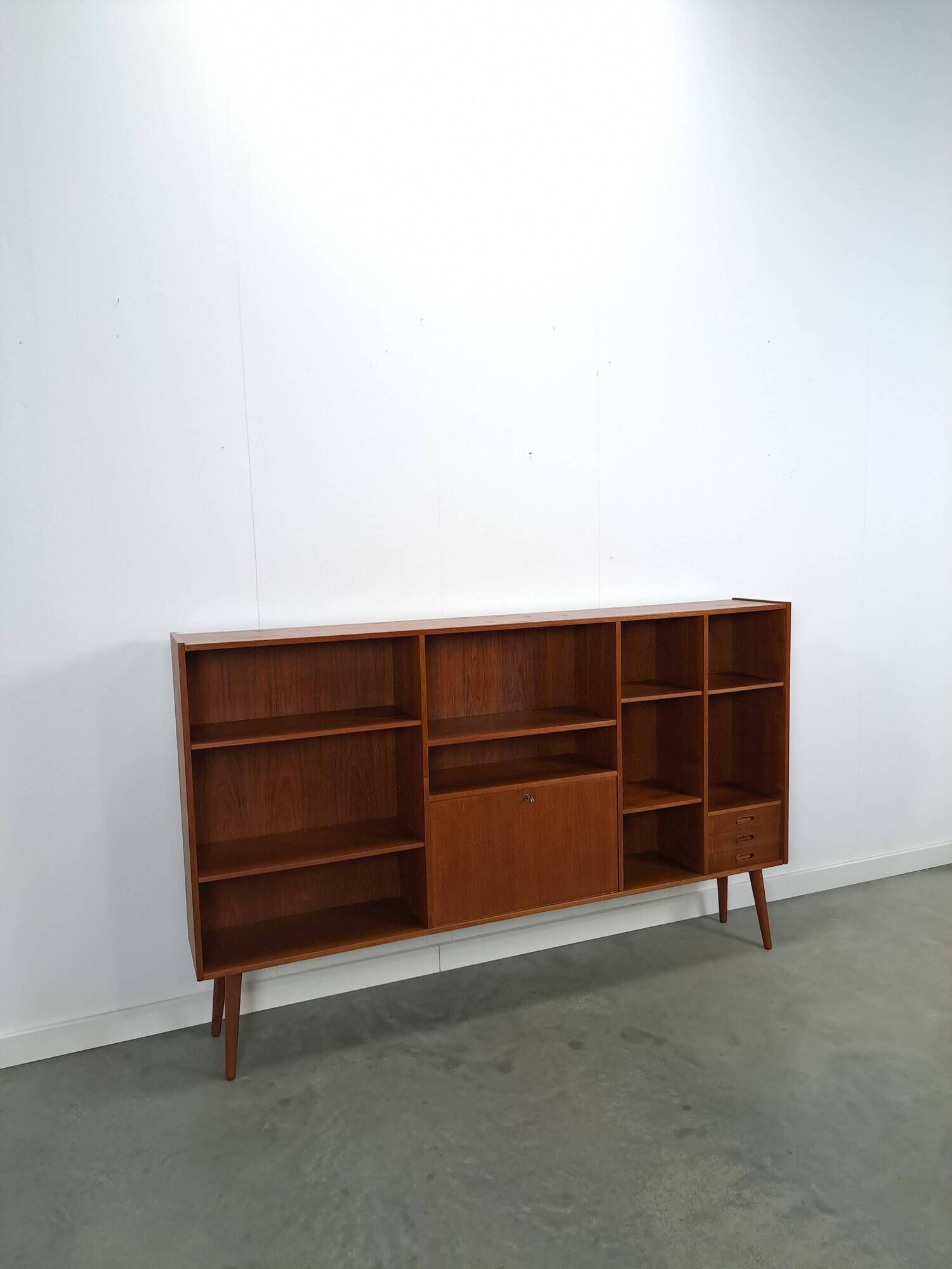 Deens teak brede LP kast met planken, lades en bar met spiegel