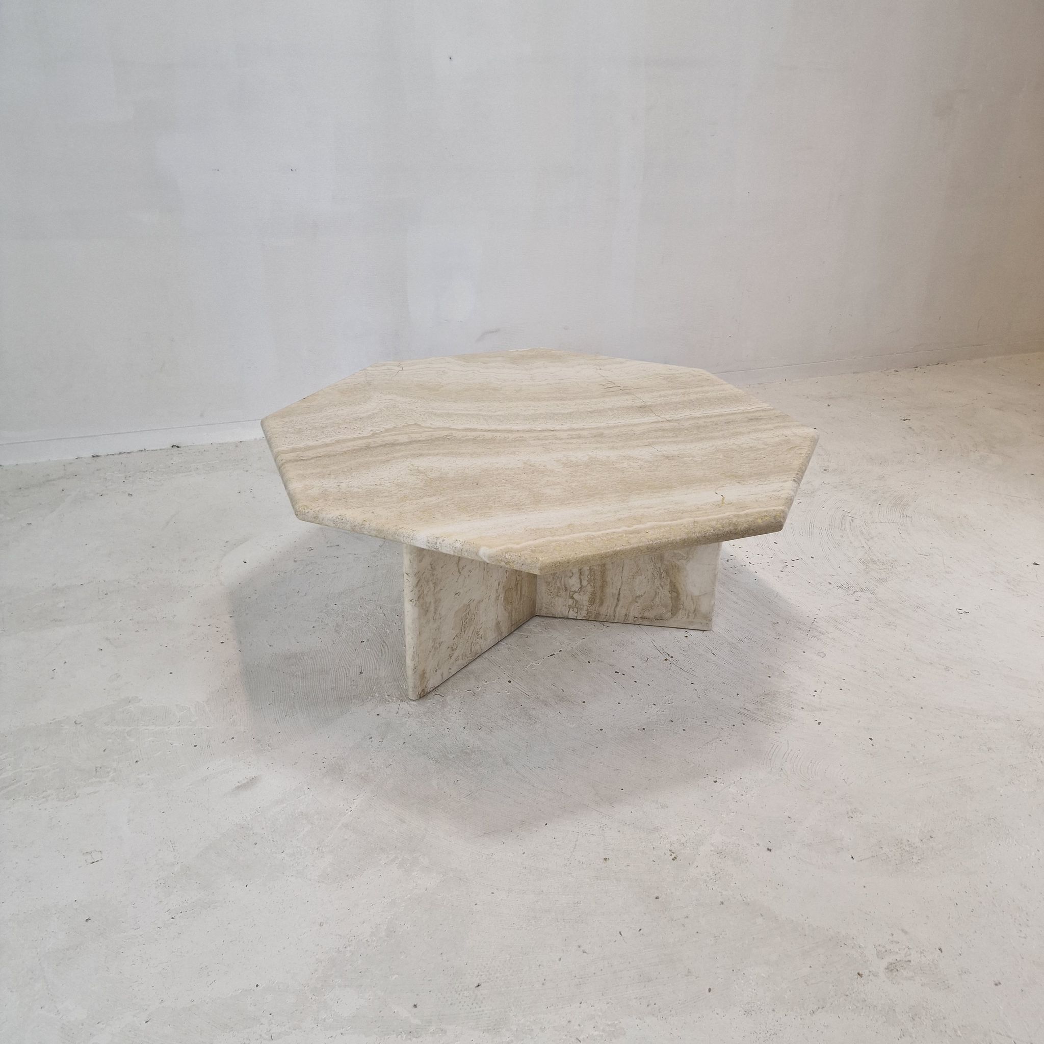 Table basse octogonale italienne en travertin, années 1980.