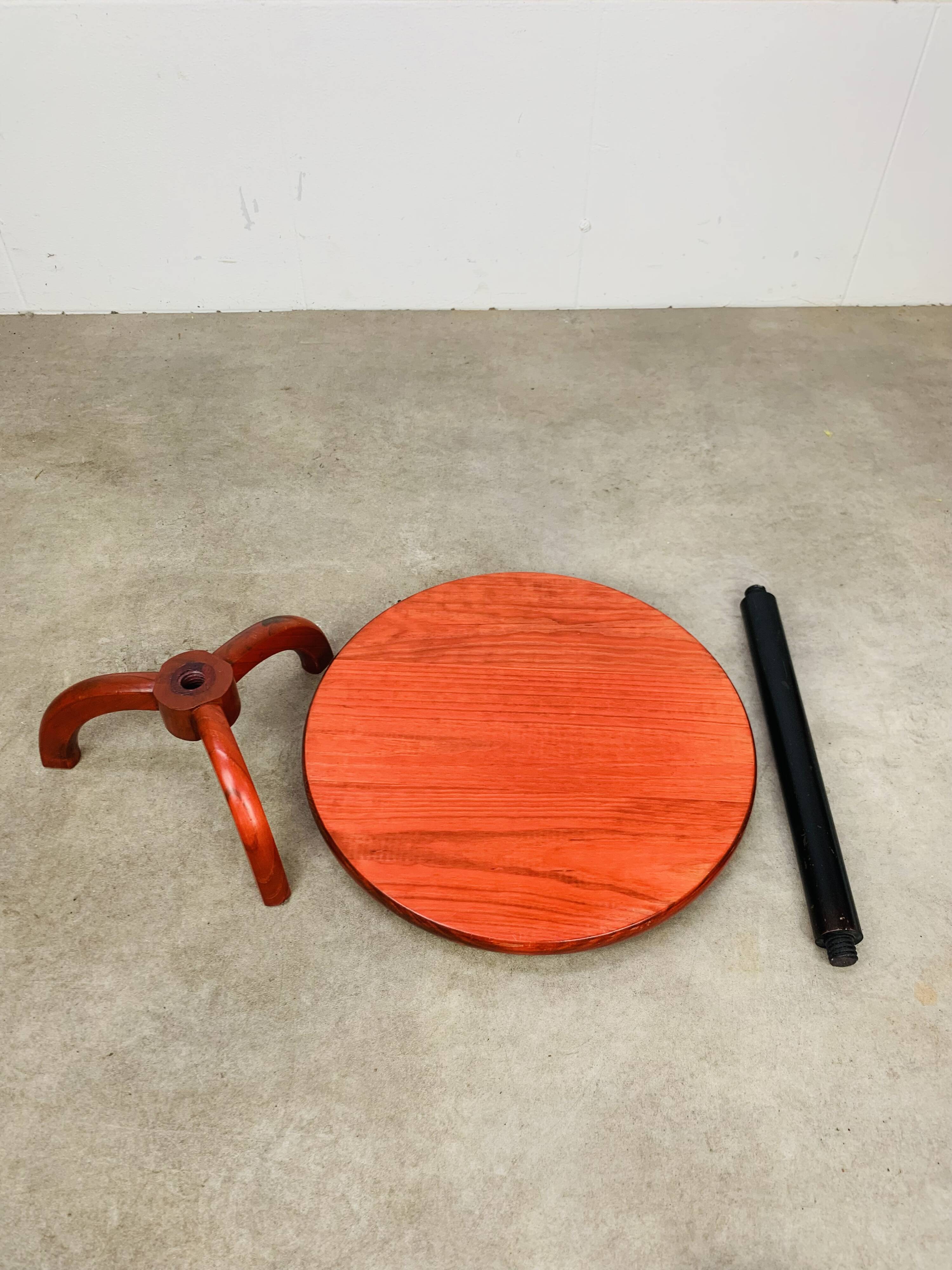 Table d'appoint tripode vintage en bois rouge et noir