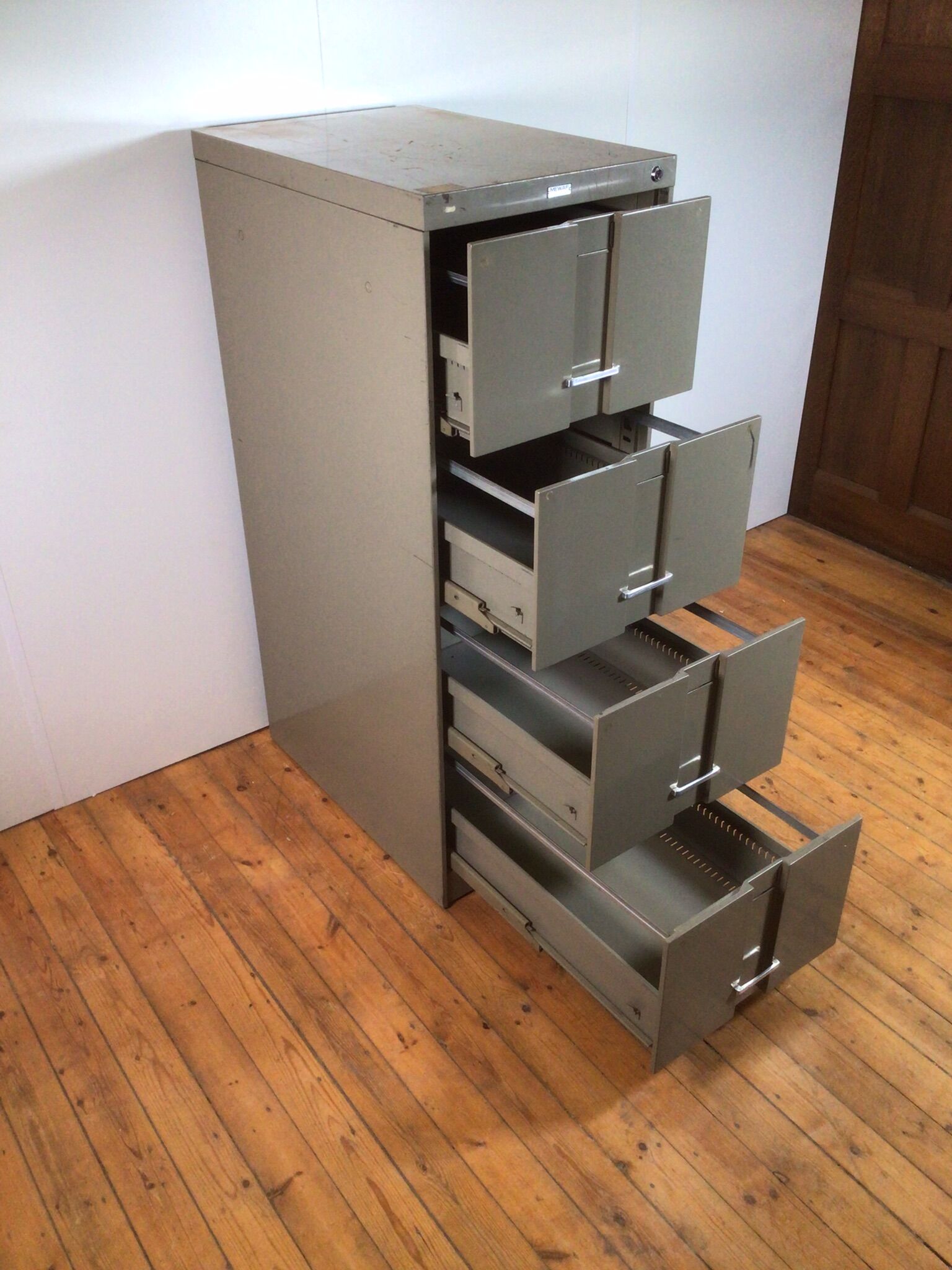 Metal "mewaf" drawer cabinet