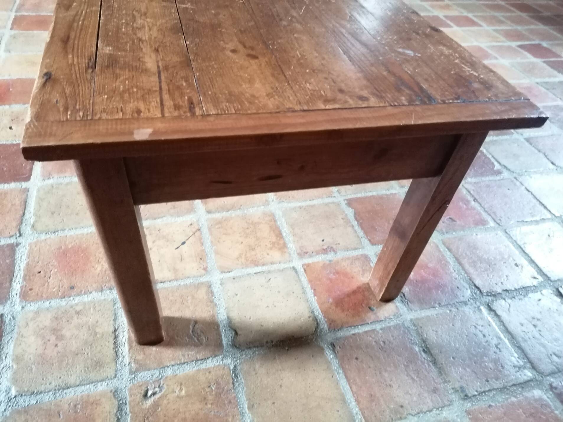 Solid wood coffee table with drawer