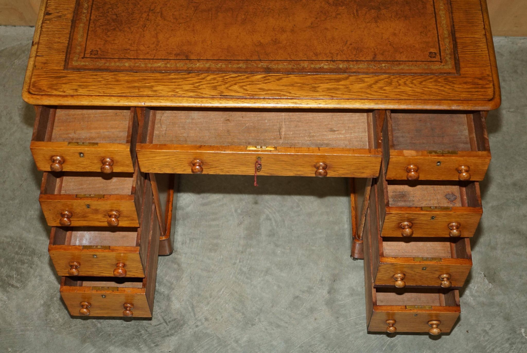 Bureau victorien en chêne miel avec cuir teint à la main