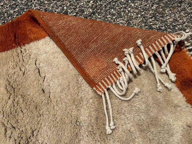 Terracotta and beige Moroccan Mrirt rug 340x230 cm – framed pattern