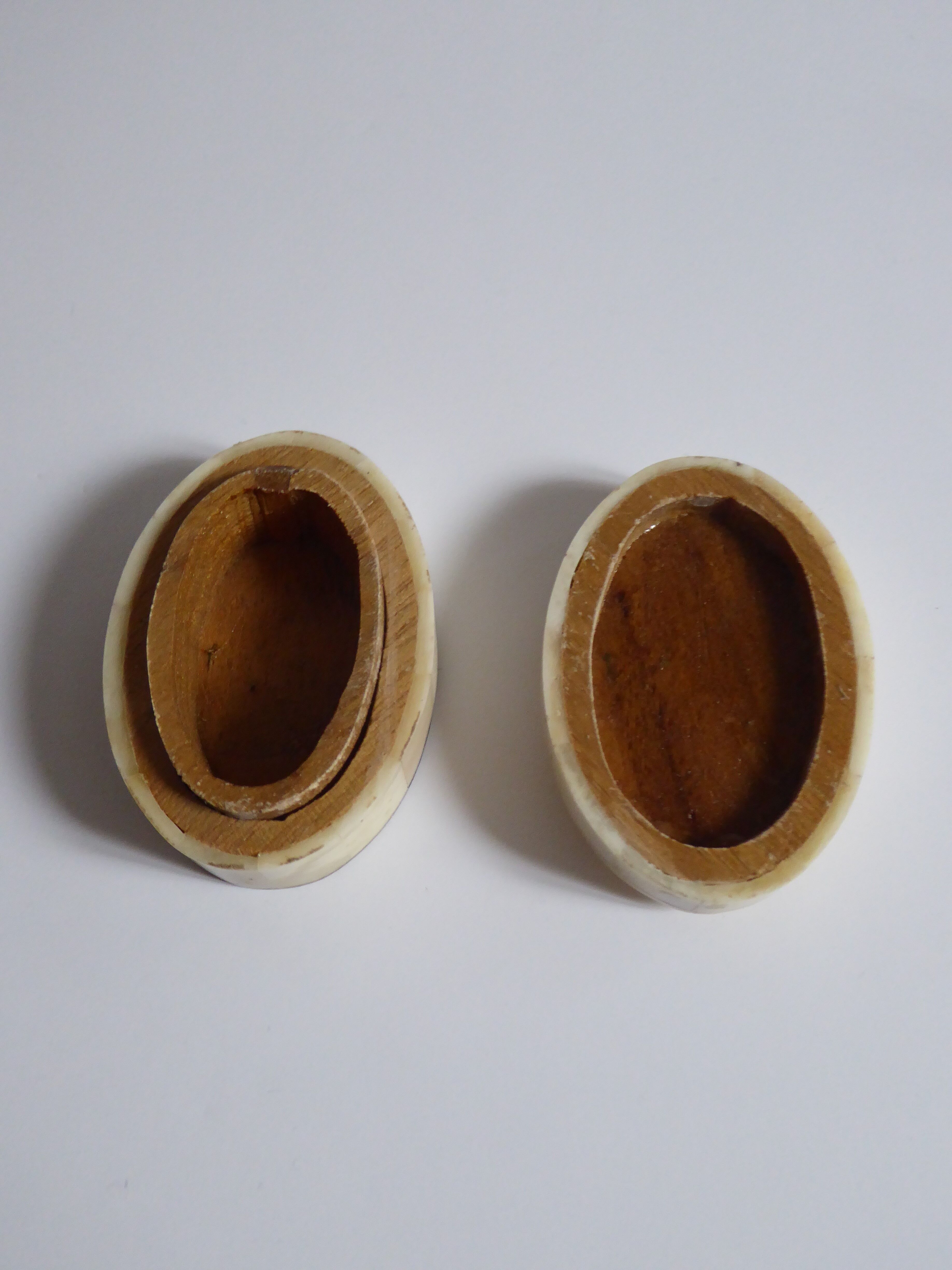 Oval box in white horn and wood