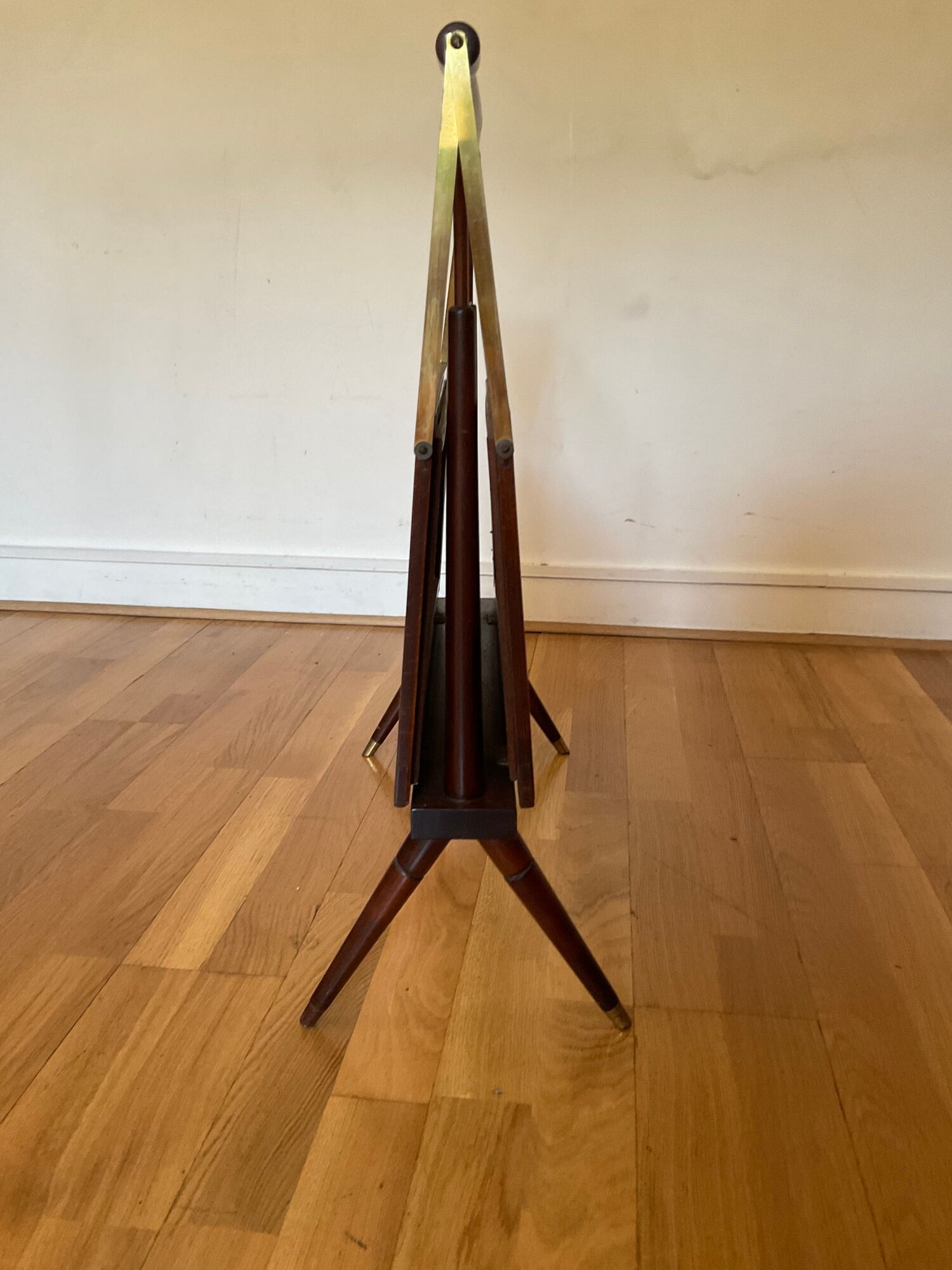 Foldable magazine holder in mahogany cannage and brass