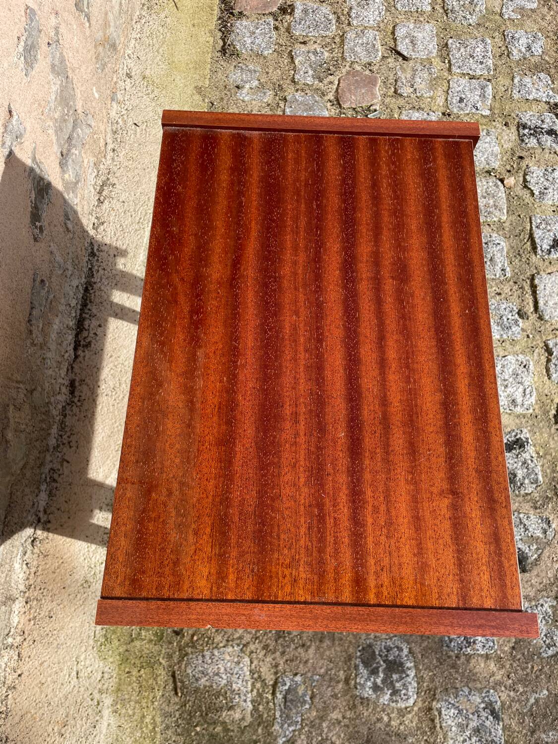 Table de nuit en bois et métal doré