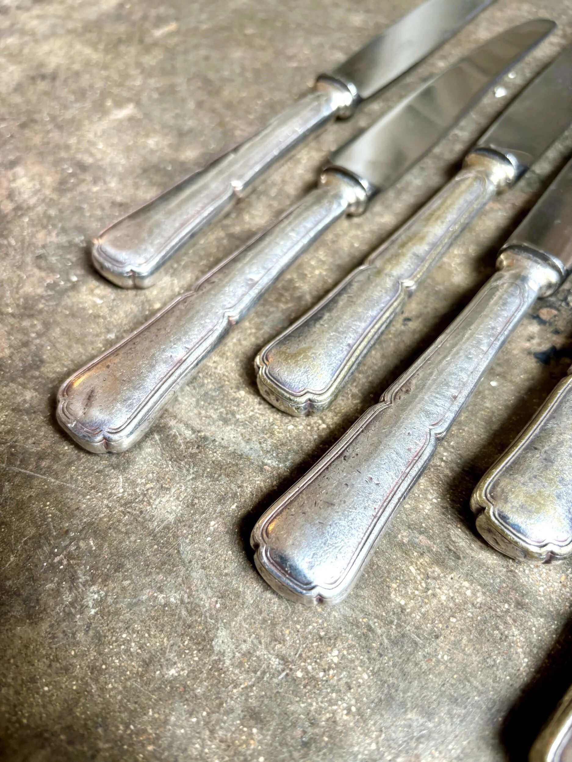 6 silver-plated metal knives with hollow and hammered handles.