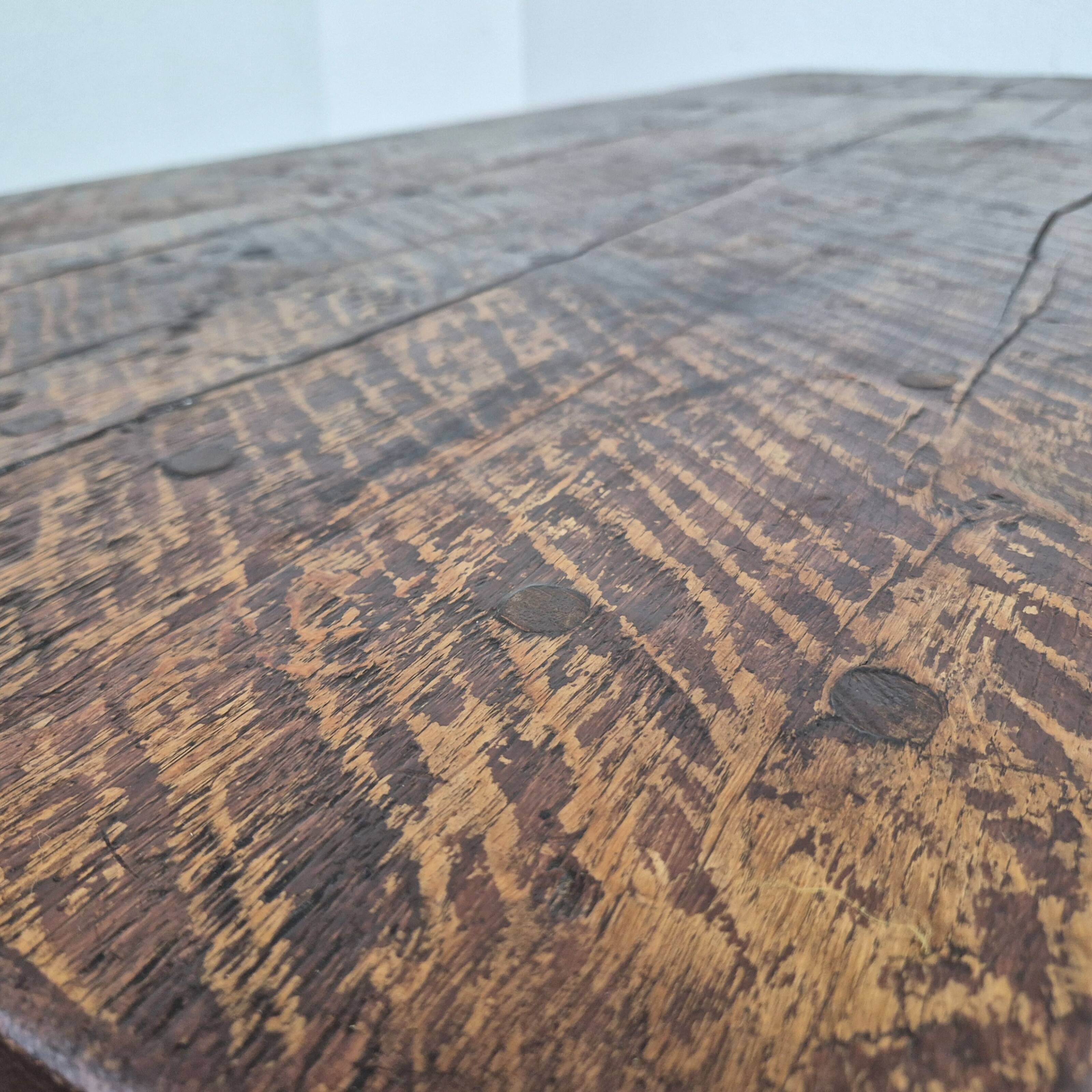 Table basse brutaliste en chêne, France années 1950