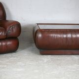 Ensemble fauteuil et table basse cuir, Italie, circa 1970. space age