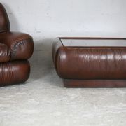 Ensemble fauteuil et table basse cuir, Italie, circa 1970. space age