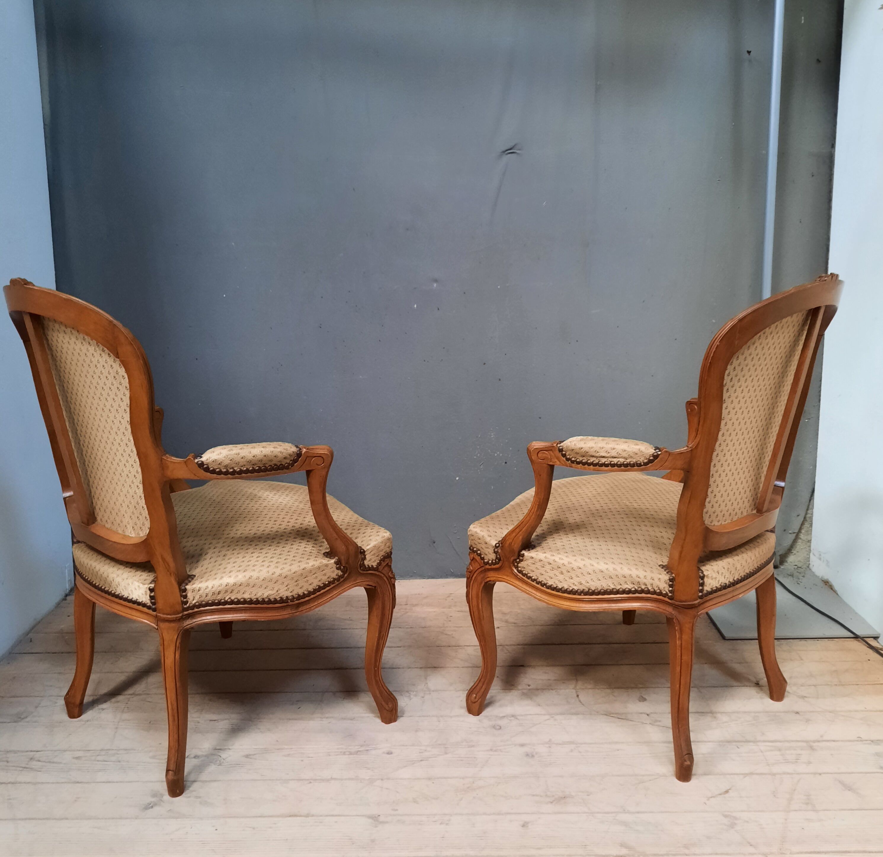 Paire de fauteuils de style Louis XV